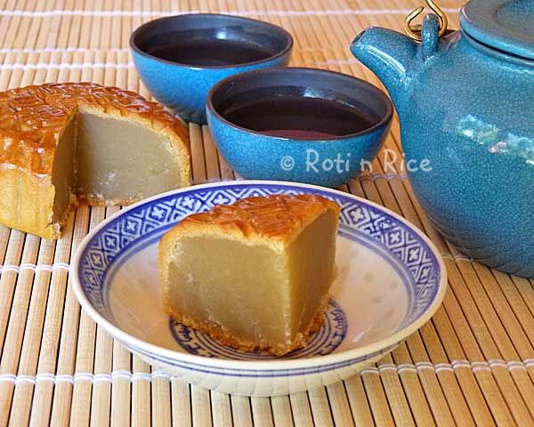 Lotus seed mooncake
