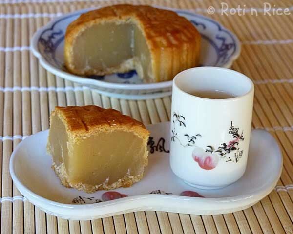 Lotus seed mooncake